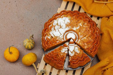 Sağlıklı sonbahar pastası. Laktozsuz, ev yapımı fırın, Şükran Günü tatlıları. Geleneksel tatlılar, sonbahar pişirme geçmişi. Sıcak kahverengi tonlar, düz yatış, üst manzara.