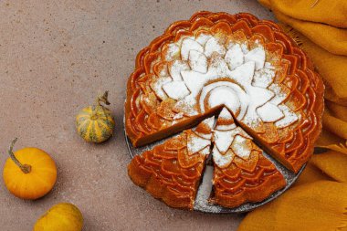 Sağlıklı sonbahar pastası. Laktozsuz, ev yapımı fırın, Şükran Günü tatlıları. Geleneksel tatlılar, sonbahar pişirme geçmişi. Sıcak kahverengi tonlar, düz yatış, üst manzara.