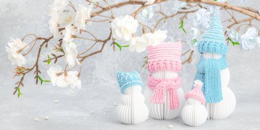 Sakura dalları altında mutlu bir kardan adam ailesi. Hoş tebrik kartı, yıldönümü konsepti, doğum günü, Anneler Günü. Hafif arkaplan, pankart biçimi