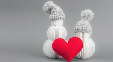 El yapımı keçeli kalbe aşık kardan adamlar. Kutlama kartı konsepti, Sevgililer Günü, Düğün ya da Yıldönümü. Gri arkaplan, metin için yer, pankart biçimi