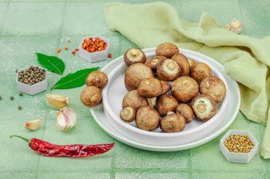 Baharatlı ve otlu taze taze taze kremini mantarlar. Vejetaryen yemeği pişirmek için sağlıklı malzeme. Düz konum, yeşil karo arkaplan, kopyalama alanı