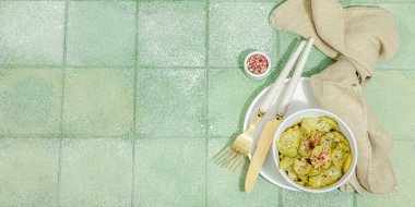 Bir kasede mayalanmış salatalık. Sağlıklı mide gıdaları, doğal probiyotik yiyecekler, organik turşular sebzeler. Yeşil karo arkaplan, pankart biçimi