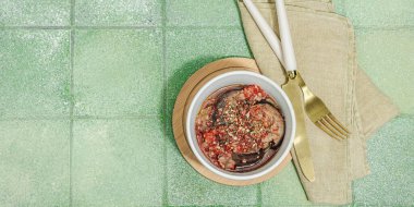 Bir kasede mayalanmış patlıcan. Sağlıklı mide gıdaları, doğal probiyotik yiyecekler, organik turşular sebzeler. Yeşil karo arkaplan, pankart biçimi