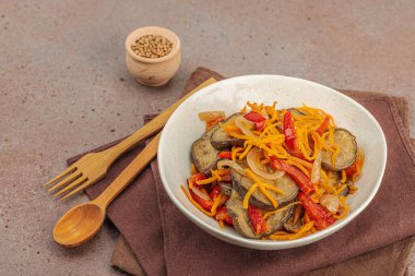 Son moda bir kasede canlı salata. Mayalanmış patlıcan, dolmalık biber, havuç ve soğan. Sağlıklı mide gıdaları, doğal probiyotik yiyecekler, organik turşular sebzeler. Sıcak kahverengi arkaplan, boşluğu kopyala