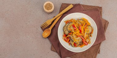 Son moda bir kasede canlı salata. Mayalanmış patlıcan, dolmalık biber, havuç ve soğan. Sağlıklı mide gıdaları, doğal probiyotik yiyecekler, organik turşular sebzeler. Sıcak kahverengi arkaplan, pankart biçimi