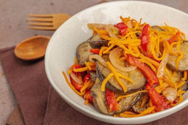 Son moda bir kasede canlı salata. Mayalanmış patlıcan, dolmalık biber, havuç ve soğan. Sağlıklı mide gıdaları, doğal probiyotik yiyecekler, organik turşular sebzeler. Sıcak kahverengi arkaplan, kapat