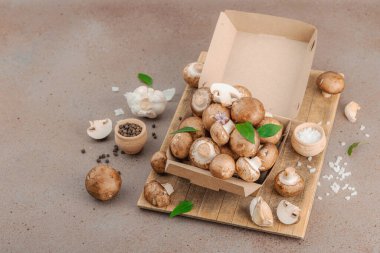 Baharatlı ve otlu taze taze taze kremini mantarlar. Vejetaryen yemeği pişirmek için sağlıklı malzeme. Çiftlikten masaya konsept, düz konum, sıcak kahverengi arkaplan, kopyalama alanı