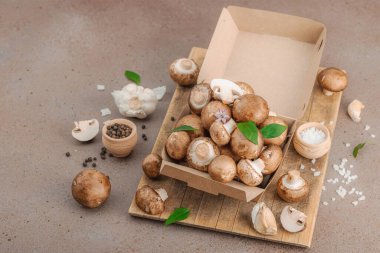 Baharatlı ve otlu taze taze taze kremini mantarlar. Vejetaryen yemeği pişirmek için sağlıklı malzeme. Çiftlikten masaya konsept, düz konum, sıcak kahverengi arkaplan, kopyalama alanı