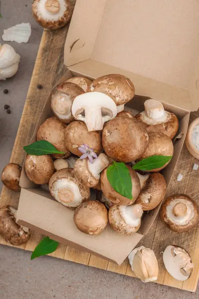 Baharatlı ve otlu taze taze taze kremini mantarlar. Vejetaryen yemeği pişirmek için sağlıklı malzeme. Çiftlikten masaya konsept, düz yatak, sıcak kahverengi arka plan, üst görünüm