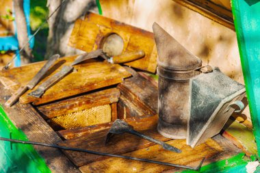 Geleneksel arıcılık araçları, sürdürülebilir arıcılık ve arı popülasyonlarını iklim değişikliği ve küresel ısınmadan koruma çabalarının altı çizili