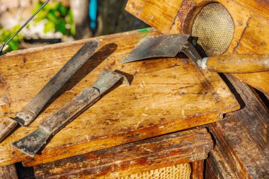 Geleneksel arıcılık araçları, sürdürülebilir arıcılık ve arı popülasyonlarını iklim değişikliği ve küresel ısınmadan koruma çabalarının altı çizili