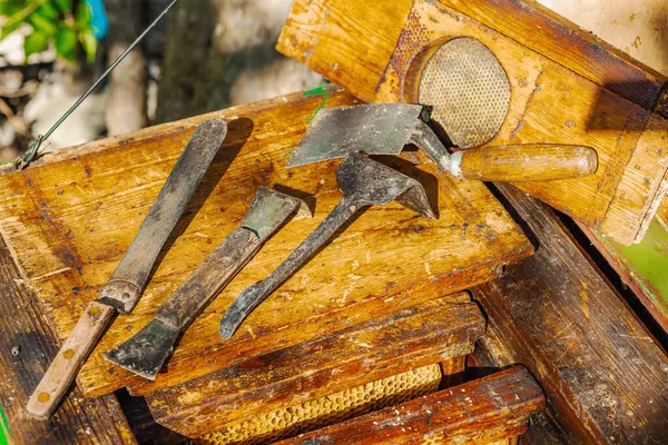 Geleneksel arıcılık araçları, sürdürülebilir arıcılık ve arı popülasyonlarını iklim değişikliği ve küresel ısınmadan koruma çabalarının altı çizili