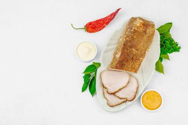 Lezzetli soslu yüksek proteinli domuz filetosu. Yemek fotoğrafçılığı için tasarlanmış. Keto ve paleo diyetleri için uygun, beyaz taş arka plan, üst görünüm
