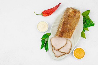 Lezzetli soslu yüksek proteinli domuz filetosu. Yemek fotoğrafçılığı için tasarlanmış. Keto ve paleo diyetleri için uygun, beyaz taş arka plan, üst görünüm