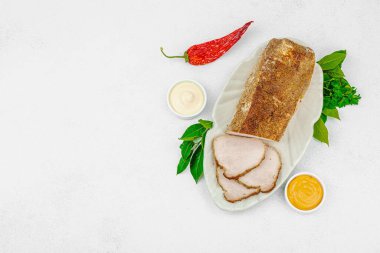 Lezzetli soslu yüksek proteinli domuz filetosu. Yemek fotoğrafçılığı için tasarlanmış. Keto ve paleo diyetleri için uygun, beyaz taş arka plan, üst görünüm