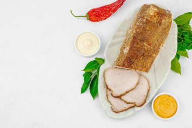 Lezzetli soslu yüksek proteinli domuz filetosu. Yemek fotoğrafçılığı için tasarlanmış. Keto ve paleo diyetleri için uygun, beyaz taş arka plan, üst görünüm
