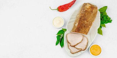 Lezzetli soslu yüksek proteinli domuz filetosu. Yemek fotoğrafçılığı için tasarlanmış. Keto ve paleo diyetleri için uygun, beyaz taş arkaplan, pankart biçimi