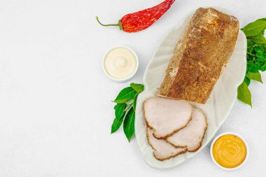 Lezzetli soslu yüksek proteinli domuz filetosu. Yemek fotoğrafçılığı için tasarlanmış. Keto ve paleo diyetleri için uygun, beyaz taş arka plan, üst görünüm