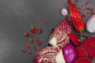 Modern bitki temelli sağlıklı aşçılık tarzı. Yassı kırmızı pancar kökü, turşu, kırmızı biber, kırmızı soğan, soğan, soğan ve pembe biberlerden oluşan düz bir tabaka.