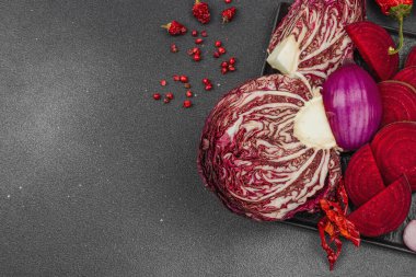 Modern bitki temelli sağlıklı aşçılık tarzı. Yassı kırmızı pancar kökü, turşu, kırmızı biber, kırmızı soğan, soğan, soğan ve pembe biberlerden oluşan düz bir tabaka.