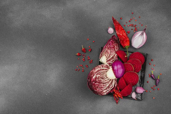 Modern bitki temelli sağlıklı aşçılık tarzı. Yassı kırmızı pancar kökü, turşu, kırmızı biber, kırmızı soğan, soğan, soğan ve pembe biberlerden oluşan düz bir tabaka.