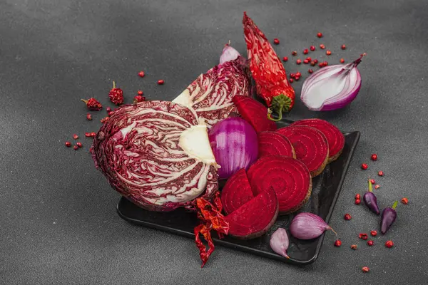 Modern bitki temelli sağlıklı aşçılık tarzı. Yassı kırmızı pancar kökü, turşu, kırmızı biber, kırmızı soğan, soğan, soğan ve pembe karabiberlerden oluşan düz bir tabaka.