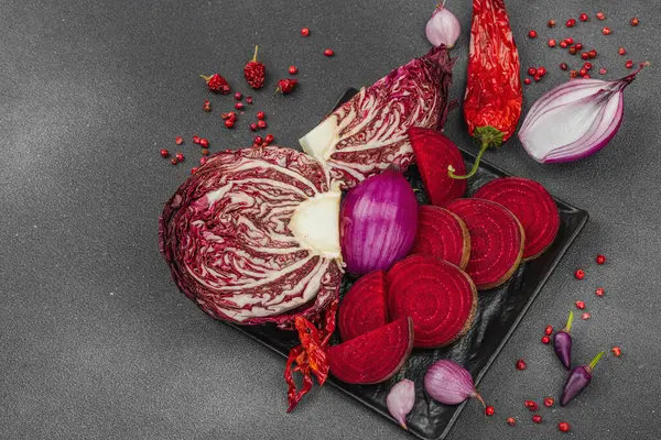 Modern bitki temelli sağlıklı aşçılık tarzı. Yassı kırmızı pancar kökü, turşu, kırmızı biber, kırmızı soğan, soğan, soğan ve pembe karabiberlerden oluşan düz bir tabaka.