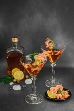 Füme somon, zeytin, limon ve dereotlu somon kokteyli ile servis edilir. Üst düzey miksoloji eğilimi. Bar menüleri, yaşam tarzı veya gurme içecek özellikleri için mükemmel, kopyalama alanı