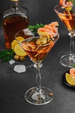 Füme somon, zeytin, limon ve dereotlu somon kokteyli ile servis edilir. Üst düzey miksoloji eğilimi. Bar menüleri, yaşam tarzı veya gurme içecek özellikleri için mükemmel, kopyalama alanı