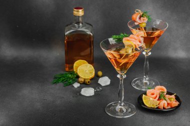 Füme somon, zeytin, limon ve dereotlu somon kokteyli ile servis edilir. Üst düzey miksoloji eğilimi. Bar menüleri, yaşam tarzı veya gurme içecek özellikleri için mükemmel, kopyalama alanı