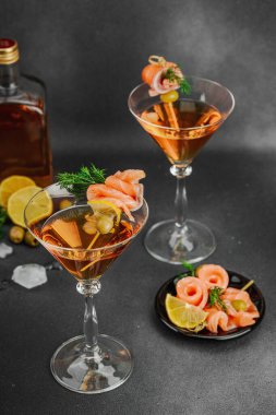 Füme somon, zeytin, limon ve dereotlu somon kokteyli ile servis edilir. Üst düzey miksoloji eğilimi. Bar menüleri, yaşam tarzı veya gurme içecek özellikleri için mükemmel, kopyalama alanı