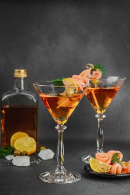 Füme somon, zeytin, limon ve dereotlu somon kokteyli ile servis edilir. Üst düzey miksoloji eğilimi. Bar menüleri, yaşam tarzı veya gurme içecek özellikleri için mükemmel, kopyalama alanı