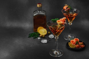 Füme somon, zeytin, limon ve dereotlu somon kokteyli ile servis edilir. Üst düzey miksoloji eğilimi. Bar menüleri, yaşam tarzı veya gurme içecek özellikleri için mükemmel, kopyalama alanı