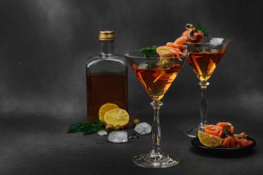 Füme somon, zeytin, limon ve dereotlu somon kokteyli ile servis edilir. Üst düzey miksoloji eğilimi. Bar menüleri, yaşam tarzı veya gurme içecek özellikleri için mükemmel, kopyalama alanı