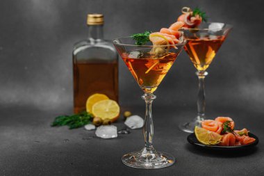 Füme somon, zeytin, limon ve dereotlu somon kokteyli ile servis edilir. Üst düzey miksoloji eğilimi. Bar menüleri, yaşam tarzı veya gurme içecek özellikleri için mükemmel, kopyalama alanı