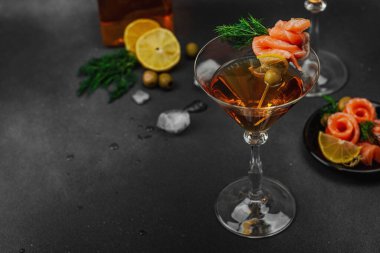 Füme somon, zeytin, limon ve dereotlu somon kokteyli ile servis edilir. Üst düzey miksoloji eğilimi. Bar menüleri, yaşam tarzı veya gurme içecek özellikleri için mükemmel, kopyalama alanı