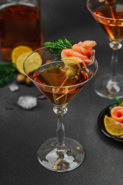 Füme somon, zeytin, limon ve dereotlu somon kokteyli ile servis edilir. Üst düzey miksoloji eğilimi. Bar menüleri, yaşam tarzı veya gurme içecek özellikleri için mükemmel, kopyalama alanı