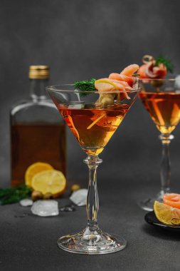 Füme somon, zeytin, limon ve dereotlu somon kokteyli ile servis edilir. Üst düzey miksoloji eğilimi. Bar menüleri, yaşam tarzı veya gurme içecek özellikleri için mükemmel, kopyalama alanı