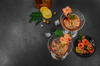 Füme somon, zeytin, limon ve dereotlu somon kokteyli ile servis edilir. Üst düzey miksoloji eğilimi. Bar menüleri, yaşam tarzı veya gurme içecek özellikleri için mükemmel, kopyalama alanı