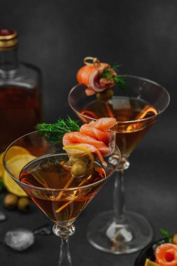 Füme somon, zeytin, limon ve dereotlu somon kokteyli ile servis edilir. Üst düzey miksoloji eğilimi. Bar menüleri, yaşam tarzı veya gurme içecek özellikleri için mükemmel, kopyalama alanı