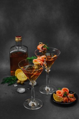 Füme somon, zeytin, limon ve dereotlu somon kokteyli ile servis edilir. Üst düzey miksoloji eğilimi. Bar menüleri, yaşam tarzı veya gurme içecek özellikleri için mükemmel, kopyalama alanı