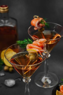 Füme somon, zeytin, limon ve dereotlu somon kokteyli ile servis edilir. Üst düzey miksoloji eğilimi. Bar menüleri, yaşam tarzı veya gurme içecek özellikleri için mükemmel, kopyalama alanı