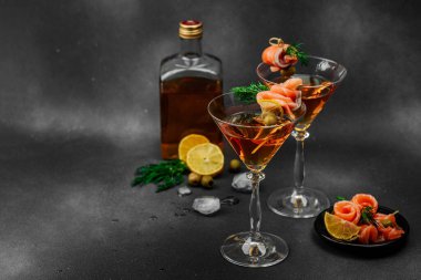 Füme somon, zeytin, limon ve dereotlu somon kokteyli ile servis edilir. Üst düzey miksoloji eğilimi. Bar menüleri, yaşam tarzı veya gurme içecek özellikleri için mükemmel, kopyalama alanı