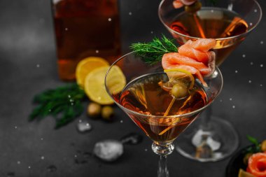 Füme somon, zeytin, limon ve dereotlu somon kokteyli ile servis edilir. Üst düzey miksoloji eğilimi. Bar menüleri, yaşam tarzı veya gurme içecek özellikleri için mükemmel, kopyalama alanı