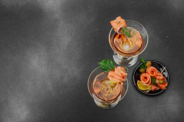 Füme somon, zeytin, limon ve dereotlu somon kokteyli ile servis edilir. Üst düzey miksoloji eğilimi. Bar menüleri, yaşam tarzı veya gurme içecek özellikleri için mükemmel, üst görünüm