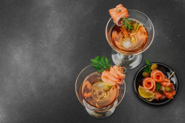 Füme somon, zeytin, limon ve dereotlu somon kokteyli ile servis edilir. Üst düzey miksoloji eğilimi. Bar menüleri, yaşam tarzı veya gurme içecek özellikleri için mükemmel, üst görünüm