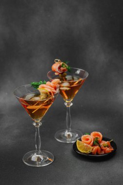 Füme somon, zeytin, limon ve dereotlu somon kokteyli ile servis edilir. Üst düzey miksoloji eğilimi. Bar menüleri, yaşam tarzı veya gurme içecek özellikleri için mükemmel, kopyalama alanı