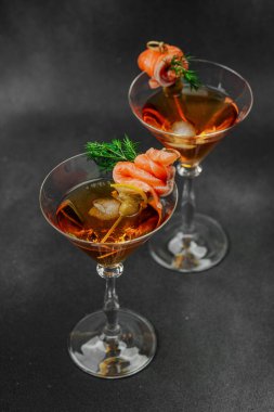 Füme somon, zeytin, limon ve dereotlu somon kokteyli ile servis edilir. Üst düzey miksoloji eğilimi. Bar menüleri, yaşam tarzı veya gurme içecek özellikleri için mükemmel, kopyalama alanı