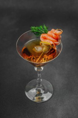 Füme somon, zeytin, limon ve dereotlu somon kokteyli ile servis edilir. Üst düzey miksoloji eğilimi. Bar menüleri, yaşam tarzı veya gurme içecek özellikleri için mükemmel, kopyalama alanı