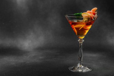 Füme somon, zeytin, limon ve dereotlu somon kokteyli ile servis edilir. Üst düzey miksoloji eğilimi. Bar menüleri, yaşam tarzı veya gurme içecek özellikleri için mükemmel, kopyalama alanı